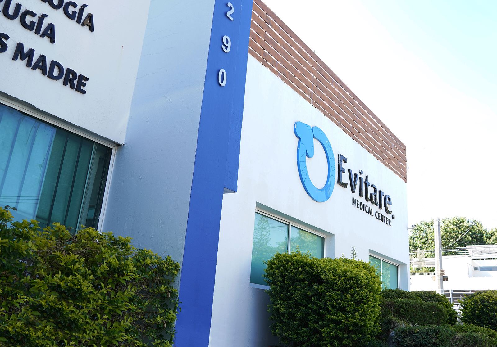 Fachada de Evitare Medical Center en Av. Aztecas 290