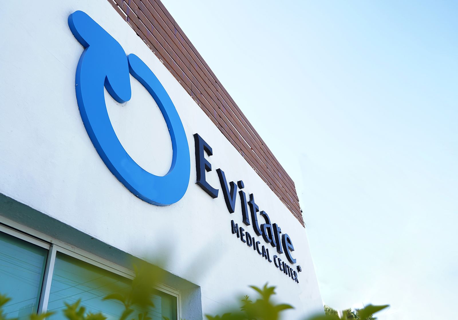 Logotipo de Evitare Medical Center en la fachada